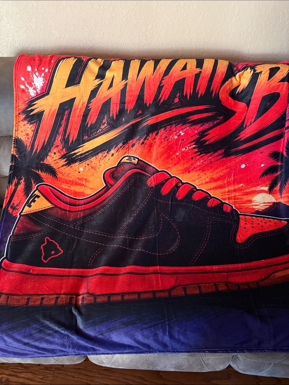 Hawaii SB Black & Red Graphic Throw Blanket